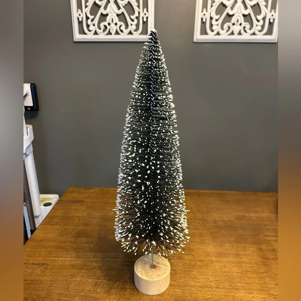 Elegant Green Holiday Tree Decoration